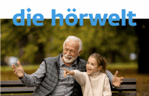 Ein Mann und ein Mädchen sitzen auf einer Bank und sie lächeln.