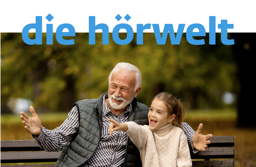 Ein Mann und ein Mädchen sitzen auf einer Bank und sie lächeln.